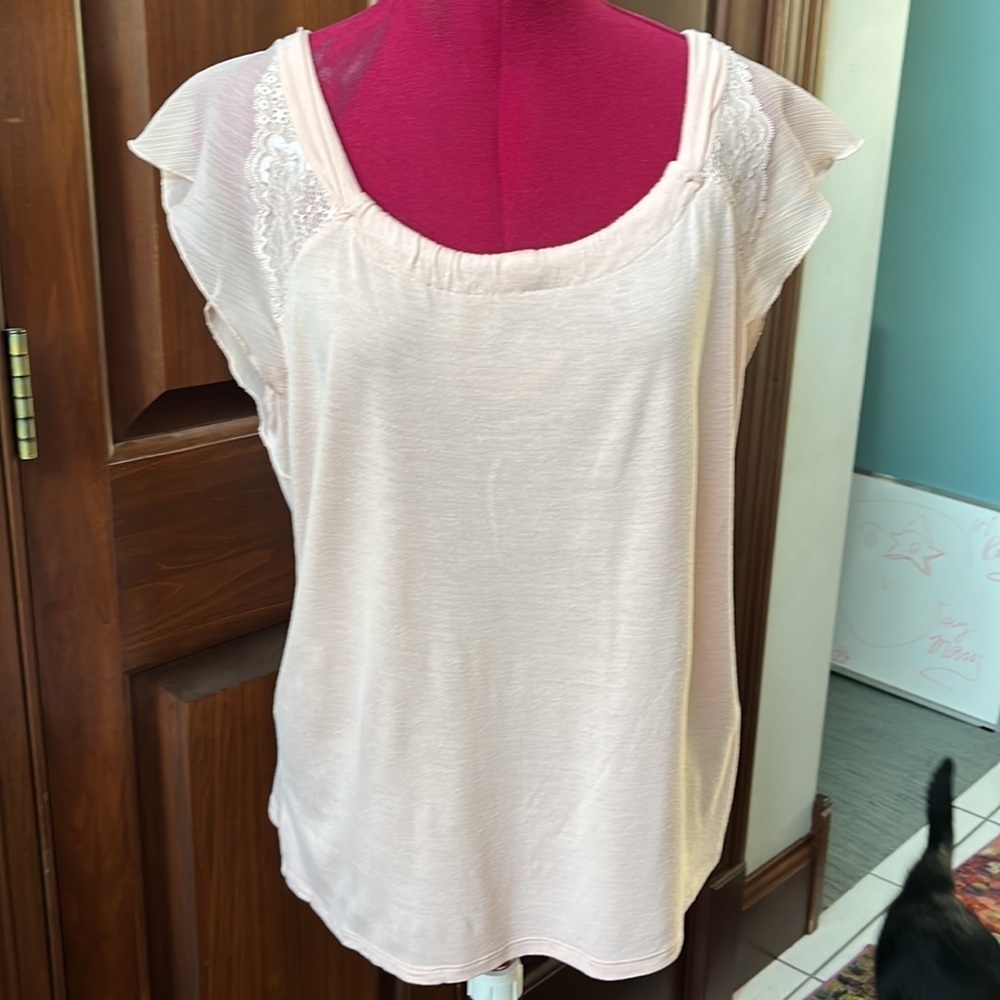 Old Navy  Top Light Peach  Lace cap sleeve  Scoopneck  Great condition  Size L